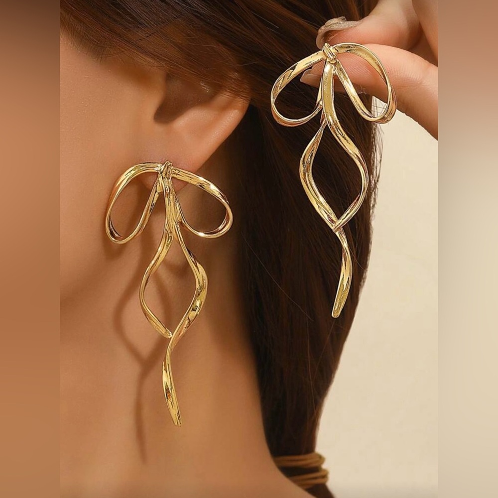 NWT Elegant Gold-Tone Ribbon Earrings